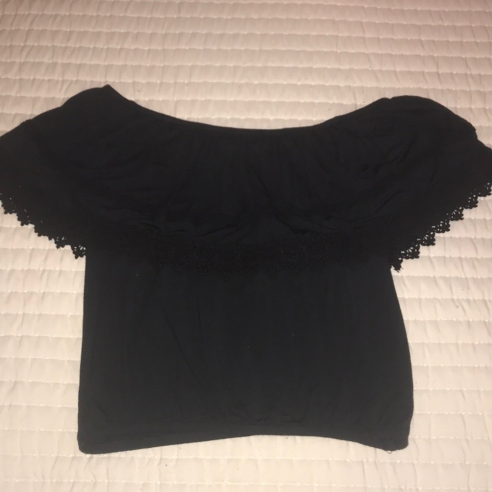 Hollister Off the shoulder top w/ lace detail!